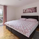 Cozy Garden Flat